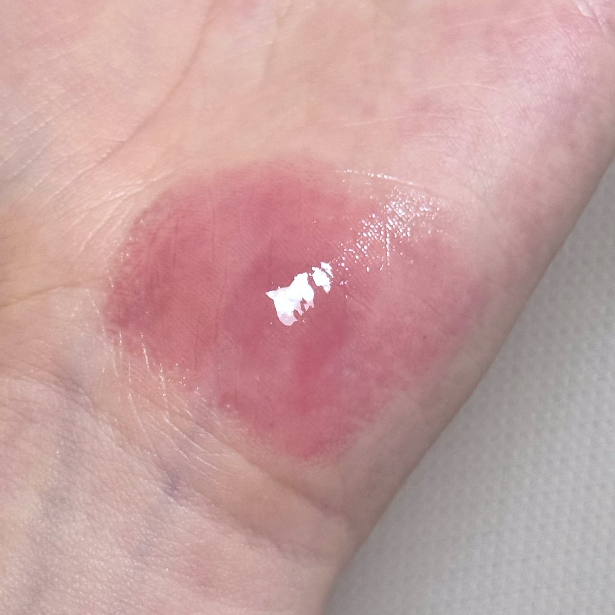 무뷰페 러브플레르

넥스트뷰티박스에 있던 틴트 레이스 컬러랑 뽑기 A상으로 받은 글로스!! 러브플레르 대표님이신 향비님이 계셨는데 직접 테스트도 해주시고 색상도 골라주심🩷 글로스 로지밀크컬러 정말 예쁘지 않나요
틴트보다 글로스가 컬러가 있는편 고급지고 이뿌다