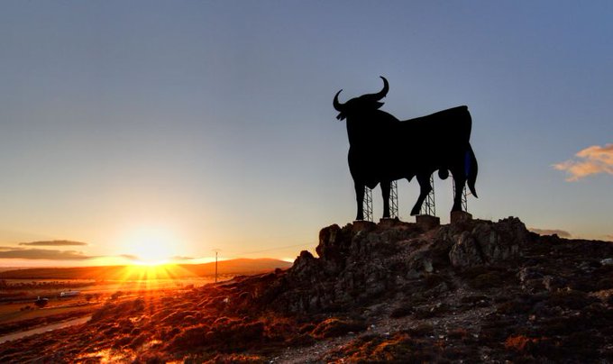 A principios del siglo XIX, un joven inglés llegó a Cádiz como socio de una empresa británica. Tiempo después, fundaría una compañía que revolucionaría la publicidad con un solo símbolo: un toro. Su nombre era Thomas Osborne Mann, fundador de <a href="/Osborne_es/">Osborne</a>. Tira del hilo 🧵👇🏽👇🏽👇🏽
