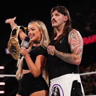 LIVING4DIRTYDOM's tweet image. Blessing your timeline with the biggest power couple in WWE history.