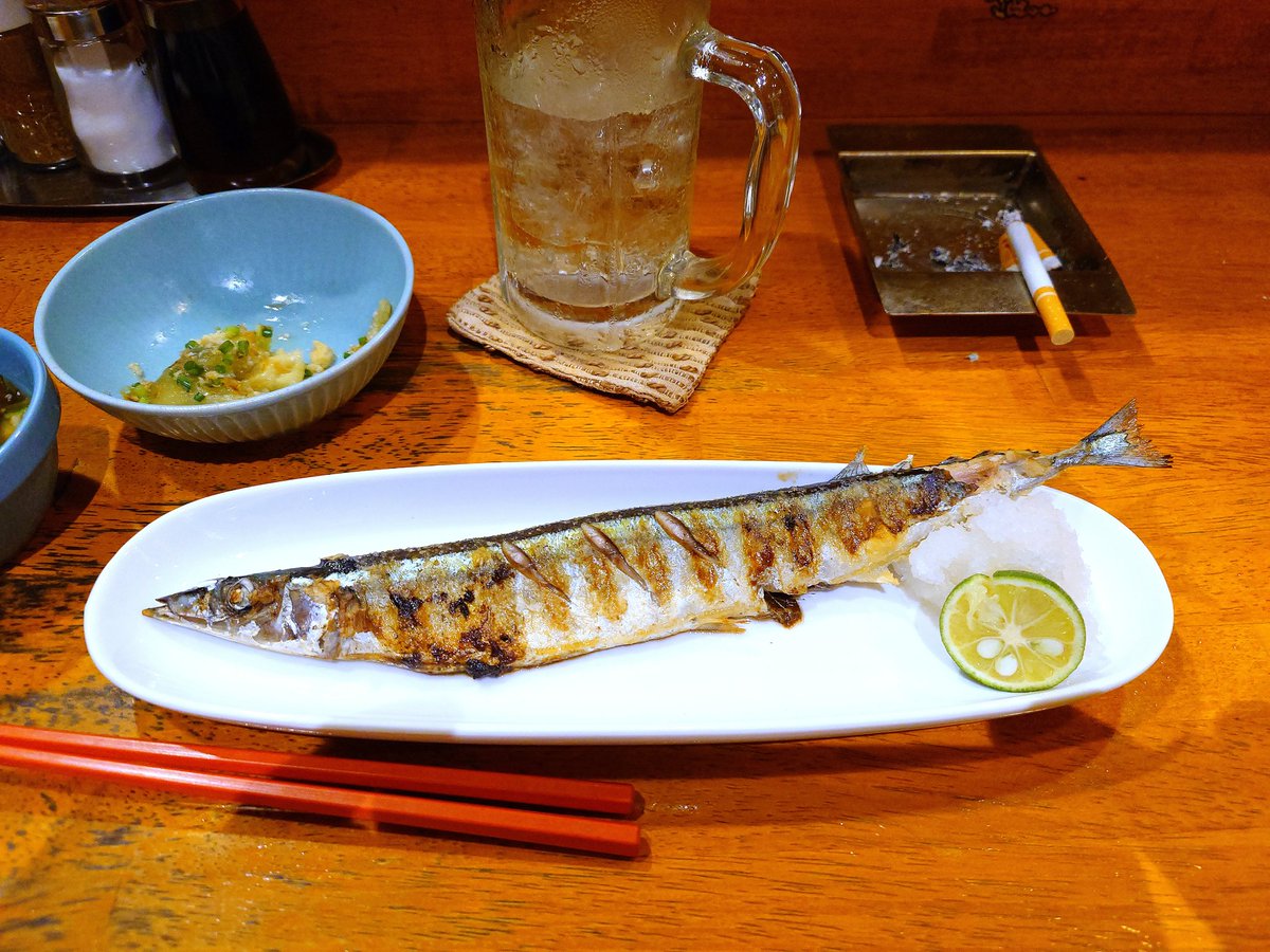 teru32020's tweet photo. 馴染みの店で初物𓆟
マスターの『サンマ食べる』の、ひと言で迷わず注文🤣
いや〜旨かった🤩

#初モノ
#サンマ https://t.co/2eQarGRSeh