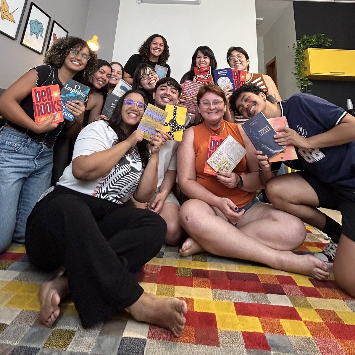 allegoricapsi's tweet photo. foram 7 meses com #bellhooks e, nesse tempo, aprendemos que o amor não cabe em definições rápidas. definitivamente não cabe. tantas vezes discordamos - das palavras, das ideias, das formas - mas ao situar a leitura em seu tempo, sua época e seu contexto, foi possível abrir espaço para que essa grande mulher ressoasse em nós. e como ressoou.

entre capítulos sobre justiça, espiritualidade, perdão e comunidade, nos deixamos afetar, de tantas formas possíveis. compreender que o amor, mais do que um sentimento, é um exercício diário de coragem, que se constrói no tempo, nas rachaduras, nos espaços de falta e com uma boa dose de esperança também.

encerramos esse ciclo com o coração cheio, levando conosco não apenas a leitura, mas as questões, as indagações que nos atravessaram, os encontros e a prática de fazer do amor uma escolha consciente, sob as novas perspectivas.

obrigada a cada pessoa que esteve presente tecendo juntos os fios do encontro. 

nos encontramos em breve 💜