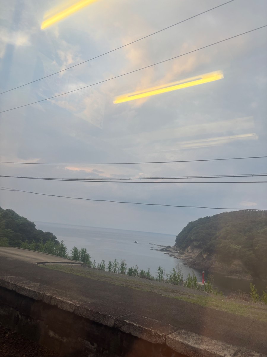 今日は電車に6.7時間くらい乗ったー！！！
初めて行く場所はわくわくするっ
いい眺めをお裾分け🌇