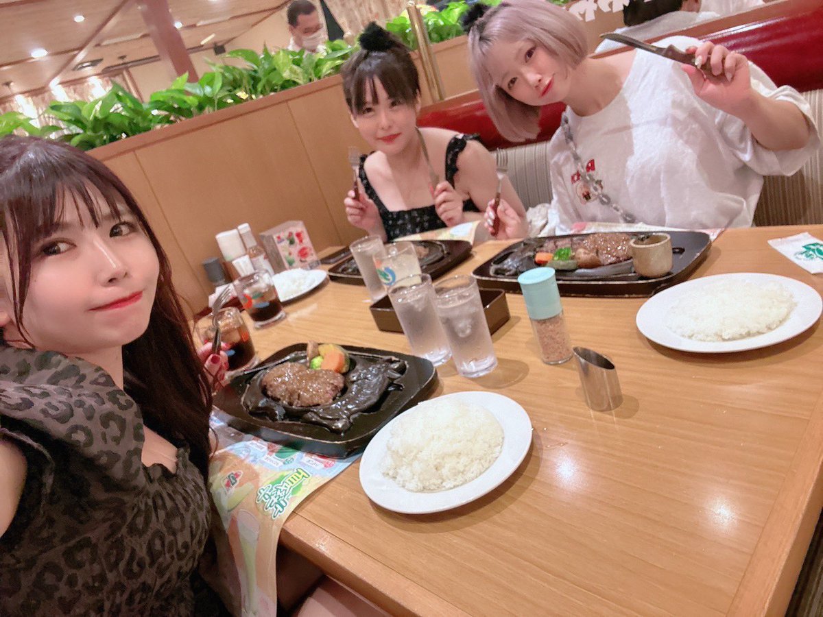 そしてなんと、さわやか行きたい話してたら、ファンの方が、終わり時間に合わせて予約だけして整理番号だけ伝えてくれるという粋な計らいをしてくれたおかげで、チームたわわ(@nagase_ema  @koshi_nyan07 )でさわやか食べて帰ることができた🥹💖優しすぎ⁉️ありがとう♡！ https://t.co/m7u0GOtGgw