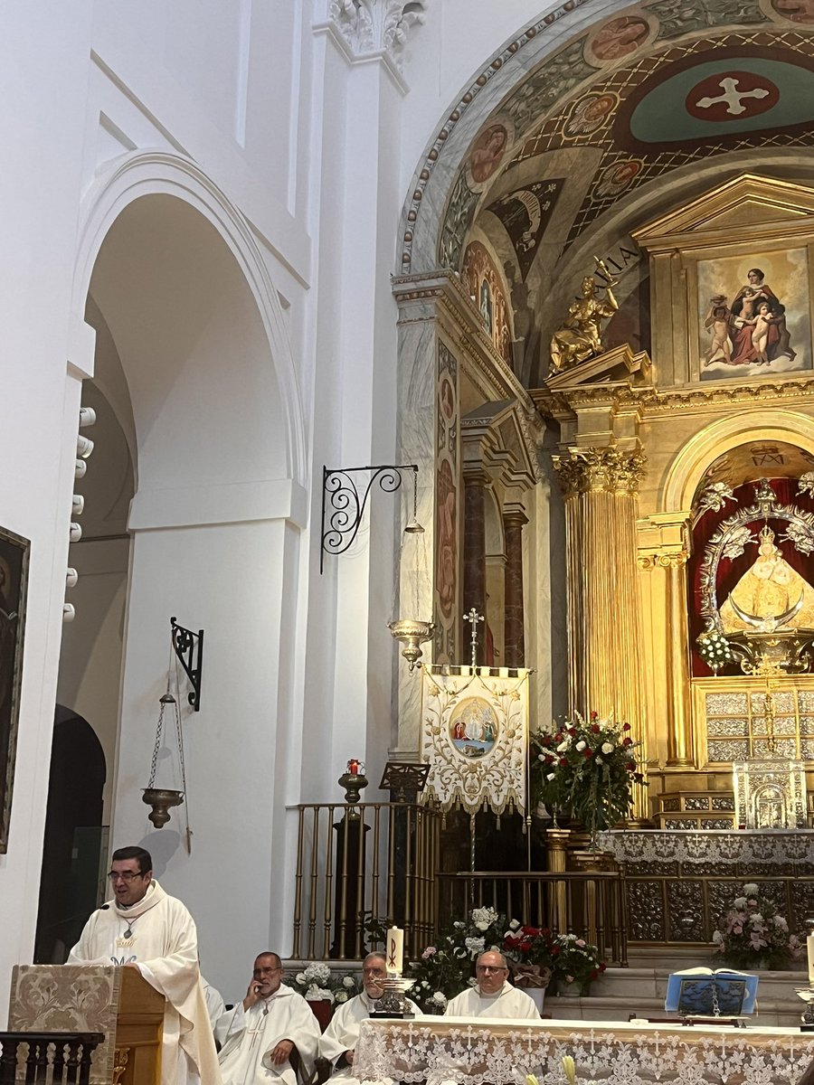 “La virgen María ha sido fuente de fe, de esperanza y de Caridad en Illescas“. Así nos lo ha recordado don Juan Antonio López Pereira, que entre 1994 y 2000 estuvo en Illescas de vicario parroquial.