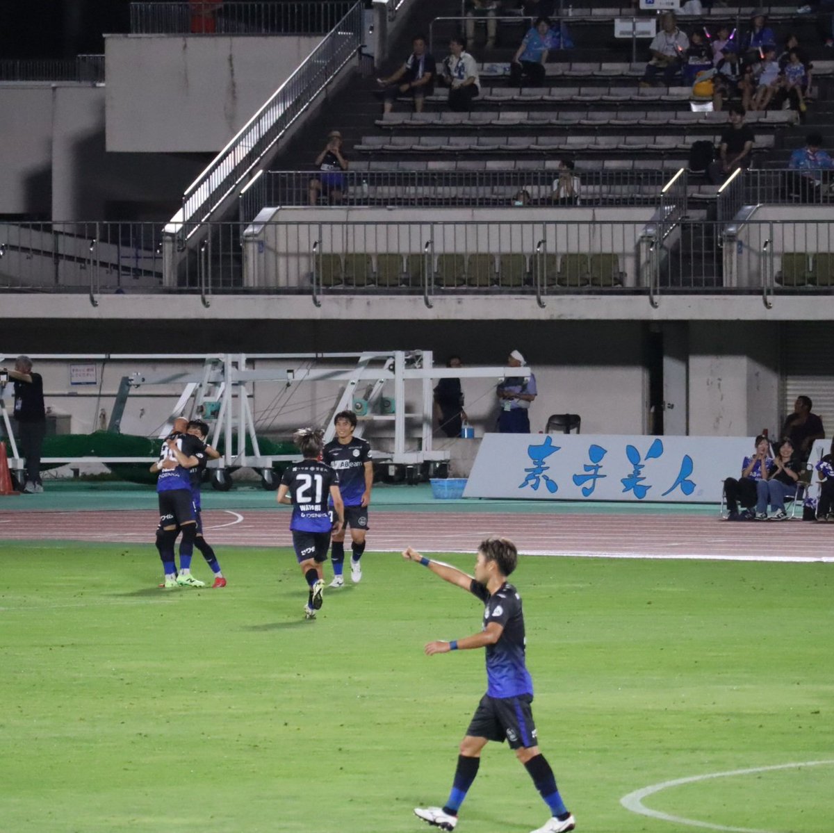 Taichaan11's tweet photo. #ホーム鳥栖戦 
ゴール決めた後、他の選手が喜んでる中、安部ちゃんが國分選手呼んで打合せしてた。
#安部崇士
#國分伸太郎 
#montebio https://t.co/O4MR409PjQ