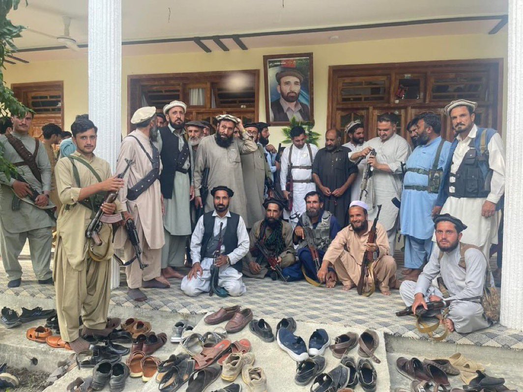 ikramkhatana75's tweet image. اپر دیر-
      باجوڑ کے بعد میرے گاؤں اپر دیر میں بھی حالات خراب کرنے کی کوشش کی گئی لیکن مقامی لوگوں نے پولیس کے ساتھ ملکر ماصرف مقابلہ کیا بلکہ صفایا بھی کیا۔
یہ ہیں وہ اصل ہیرو جو بغیر تنخواہ کے اپنے علاقے کی حفاظت کیلے اٹھ کھڑے ہوئے ہیں۔ #امن 
#UpperDir