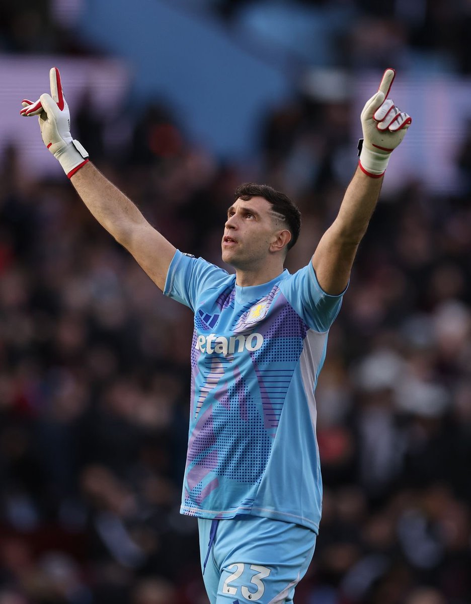 Like and repost if you want to have Emiliano Martinez at Manchester United