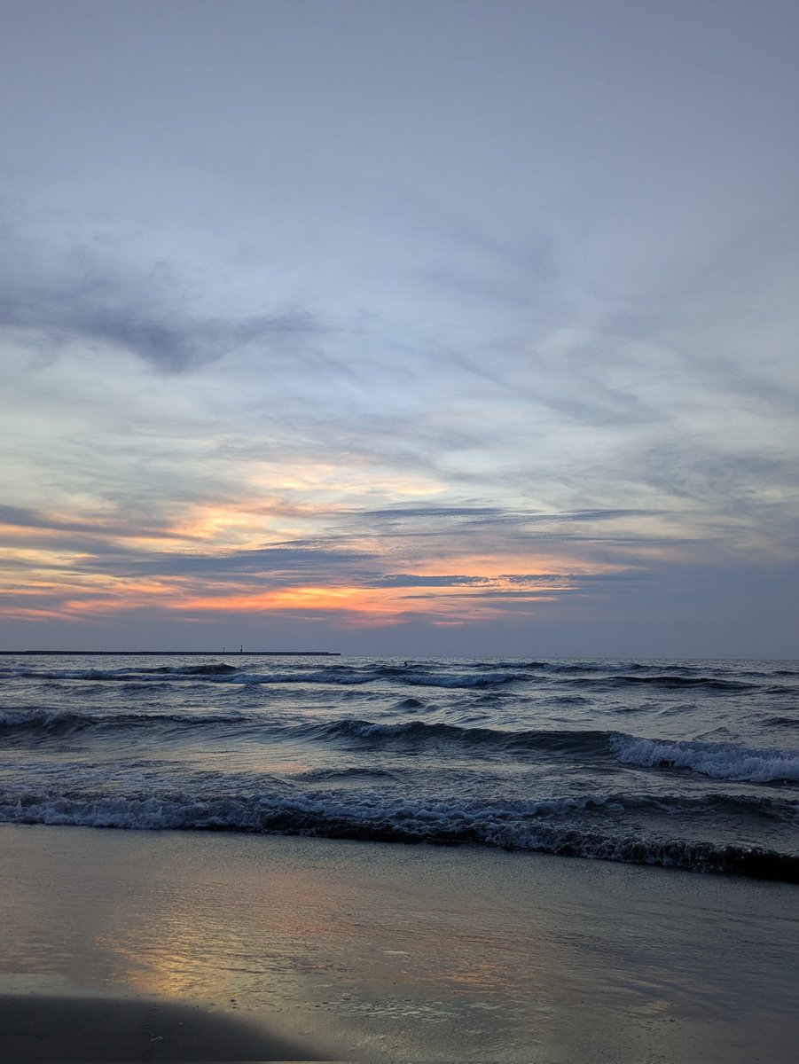 8月終わり
浜辺で花火を楽しむ姿
海風が夏の記憶をそっと運んでいくね…