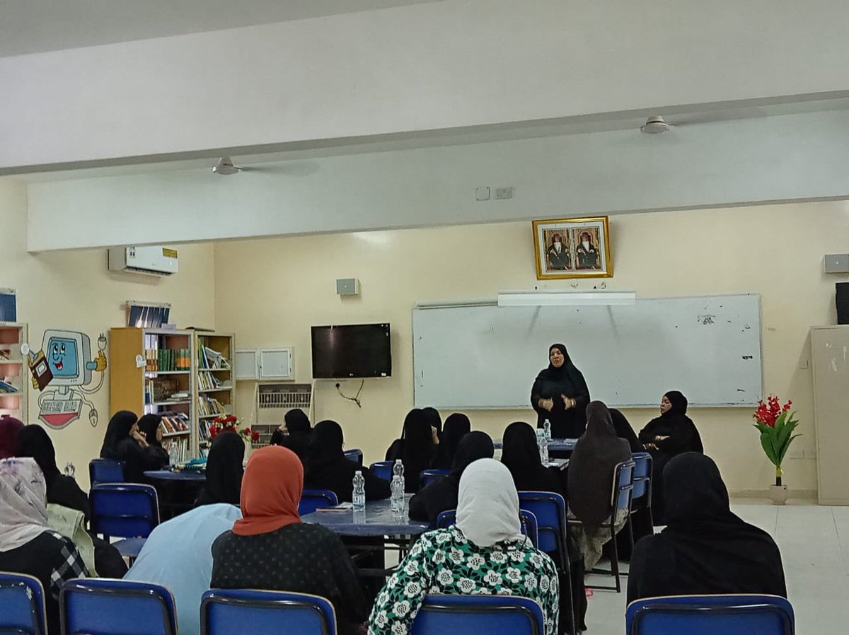 عقدت مديرة المدرسة  في صباح اليوم لقاءً تعريفيًا مع المعلمات الجدد للتعريف بالمهام الوظيفية وأخلاقيات مهنة التعليم، كما شاركت مساعدة المديرة بالحديث حول المبادرات ودور المعلمات فيها.