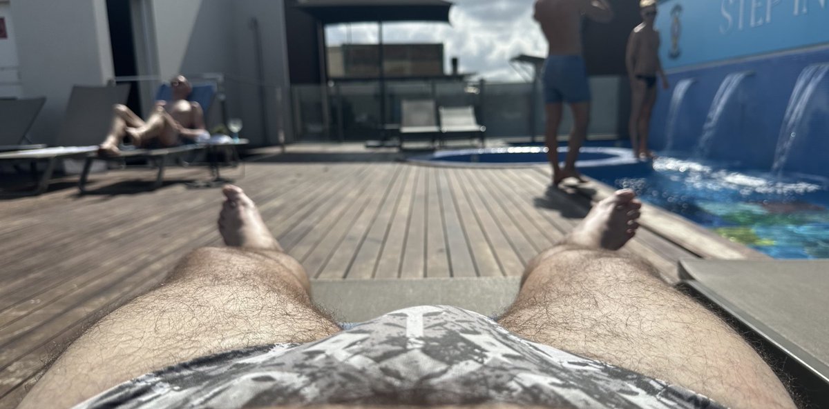 Acá… en la pile… un calor. Comenten!!

(Borrando las marcas de la malla)