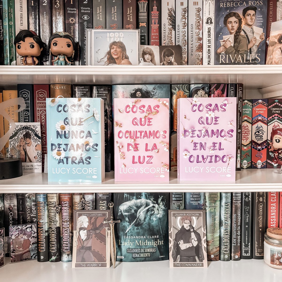 UniversoDSilvia's tweet image. Se me olvidó comentaros que me empecé “Cosas que ocultamos de la luz” de #LucyScore por @ChicEditorial y… es que ya lo he terminado, me lo he bebido. Y a este paso… estoy por empezarme el tercero ya de ya también 🙂‍↕️🙂‍↕️