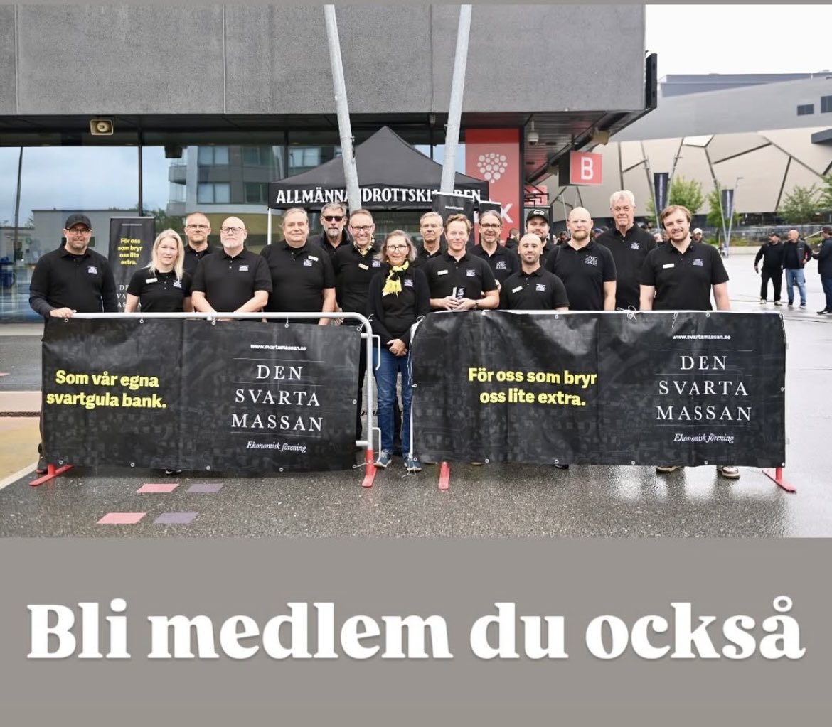 Tack till alla som blev medlemmar idag och till er som kom förbi och peppade. ⁦<a href="/SvartaMassan/">Den Svarta Massan</a>⁩ foto ⁦<a href="/jojjesplejs/">Jojje Lidén</a>⁩ Heja AIK 🖤💛