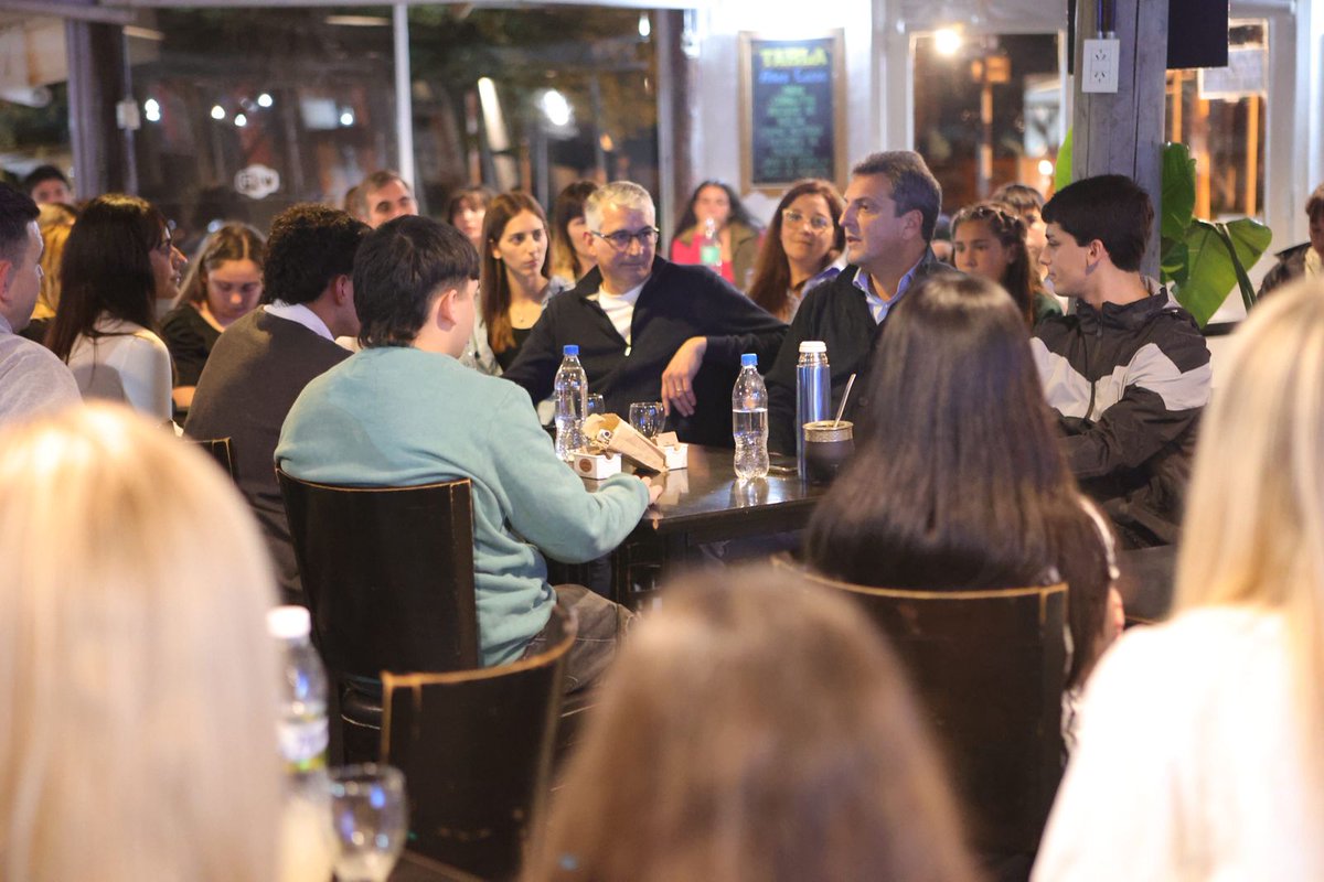 Carlos J. Puglelli (@cpuglelli) on Twitter photo Con <a href="/SergioMassa/">Sergio Massa</a> y <a href="/OKJBMorales/">Juan Bautista Morales</a> estuvimos en Baradero con jóvenes que no quieren que les roben el futuro. La clave es generar puestos de trabajo y capacitarlos en nuevas tecnologías, para que tengan oportunidades reales. No hay libertad si los pibes quedan afuera. Con <a href="/SergioMassa/">Sergio Massa</a> y <a href="/OKJBMorales/">Juan Bautista Morales</a> estuvimos en Baradero con jóvenes que no quieren que les roben el futuro. La clave es generar puestos de trabajo y capacitarlos en nuevas tecnologías, para que tengan oportunidades reales. No hay libertad si los pibes quedan afuera.