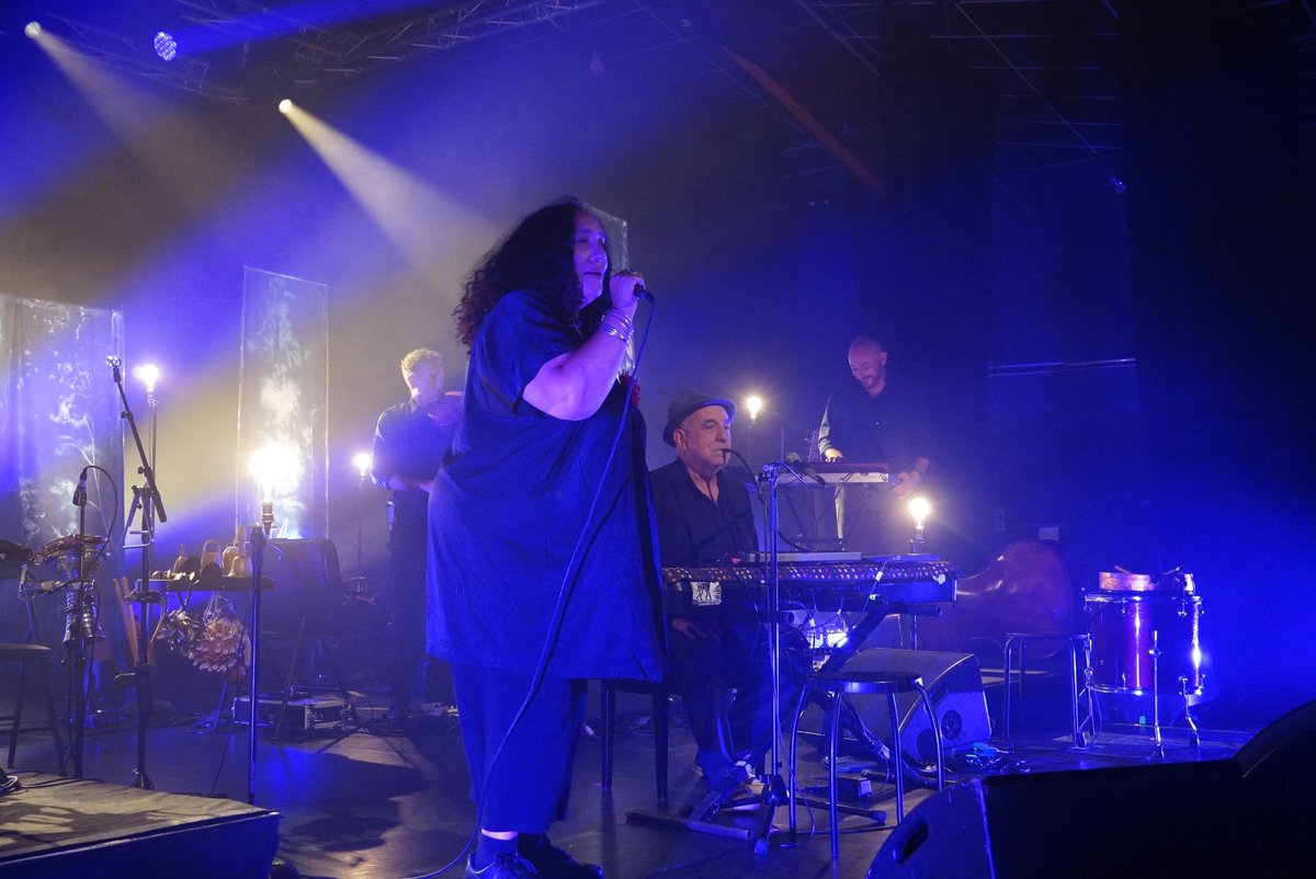 La soirée pour la paix est toujours un succès et le concert de Lo'Jo a ravi la salle vendredi.
Le prix de la Paix Yvon-Luby a été décerné à l'association <a href="/Allonnes/">Rosemary Morrison</a> Keffieh Association (AKA). <a href="/GillesLeproust/">Gilles Leproust</a> <a href="/AlexisBraud/">Alexis Braud</a> <a href="/benamarlemans04/">Ben Amar Youssef</a>