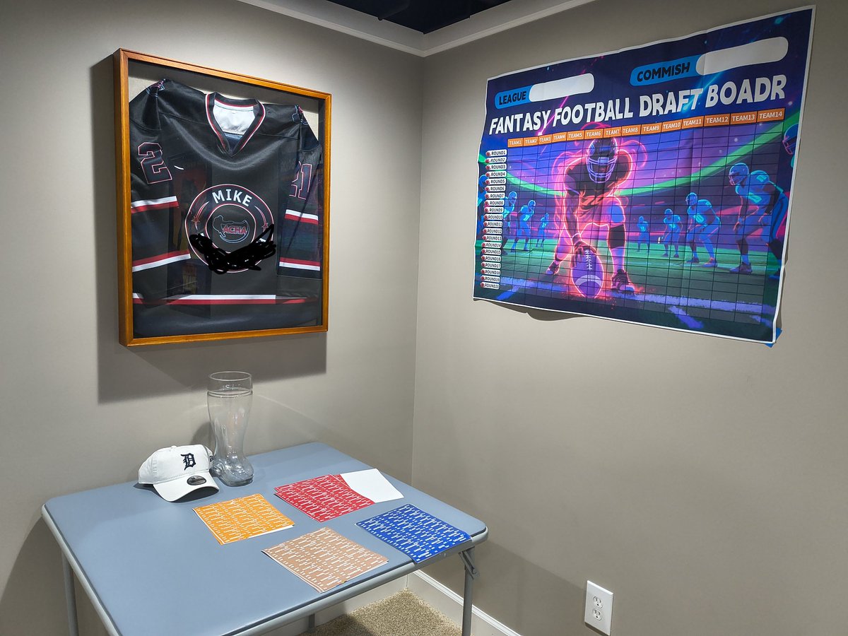 RyanTouchdown's tweet photo. @DeanBlandino
Wife and kids are gone for the day
The old draft boards are up
The fridge is stocked
It's RFL draft day
#Dudley #pick10 https://t.co/riFUyJam6C