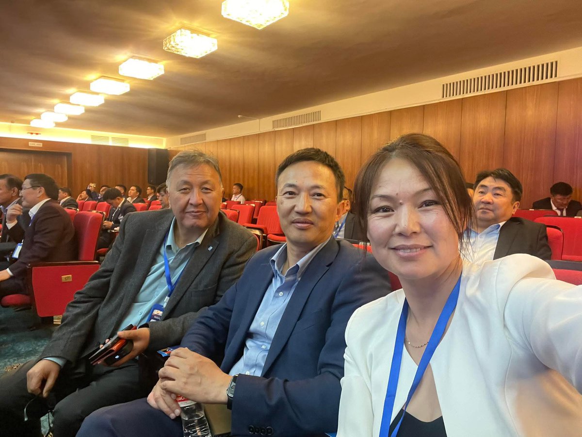 Бяд ажлаа хийлээ. Заа та нар минь нүдэх эрхтэй, нүдээд л байж дээ 🤓