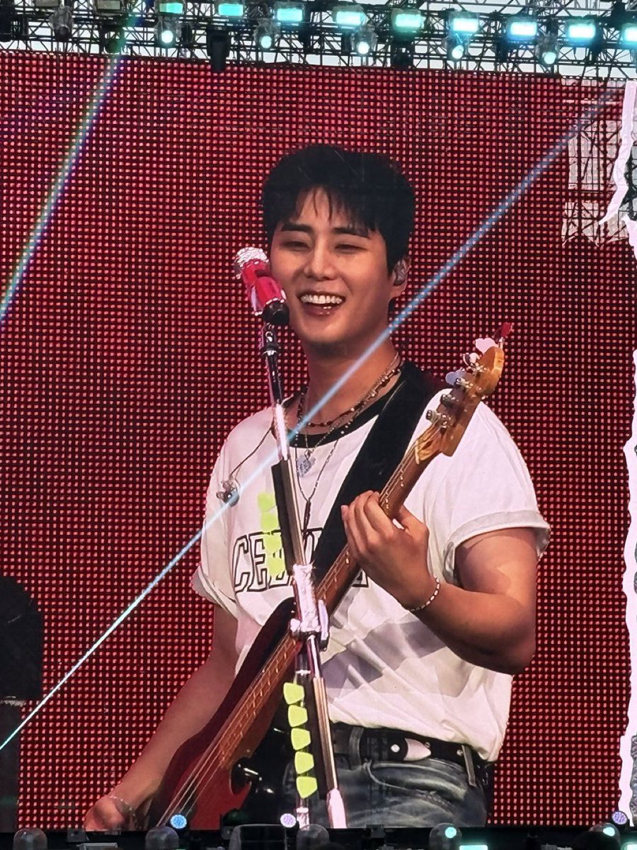 that one BASSIST that one ANAK BAND
YOUNGK OF DAY6 ❤️‍🔥