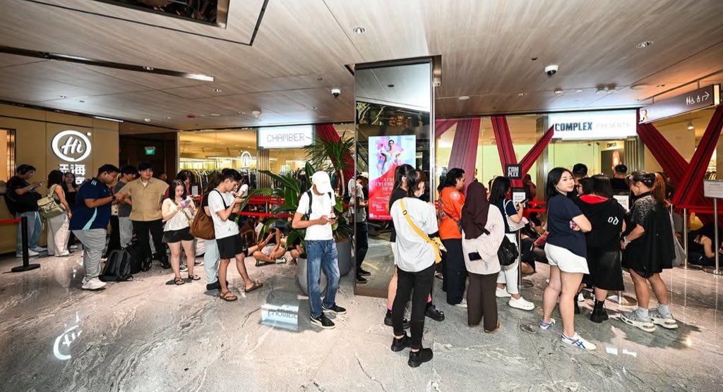 Even though it's not the first day of the Jennie x Complex Chinese's Rubify pop-up event, many Singaporeans are still lining up to purchase Jennie's merchandise, with the latest update suggesting that new products will be coming soon until September 3rd in Singapore 🇸🇬