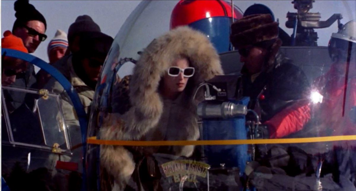 #航空機が出てくる映画選手権

「#華やかな魔女たち（Le streghe）」（1967）
5話構成のオムニバス第1話「疲れきった魔女（La strega bruciata viva）」
監督：#ルキノ・ヴィスコンティ

#ヘルムート・バーガー 様のデビュー作
#シルヴァーナ・マンガーノ 主演（5話すべて）
#回転翼航空機
#ベル47