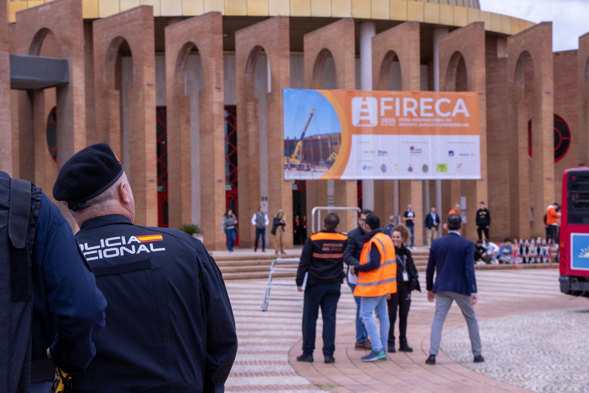El programa de actividades dinámicas de FIRECA 2026 incluye demostraciones en vivo de actuaciones en situaciones de riesgo, una pista de seguridad vial, exposición de vehículos antiguos y talleres prácticos de rescate.  
#DemostracionesEnVivo #Talleres #FIRECA