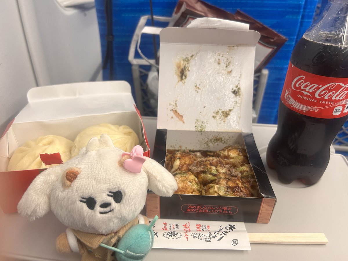 欲張りセット食べながら帰ります.ᐟ.ᐟ
明日休みでよかった〜足ばり痛すぎ