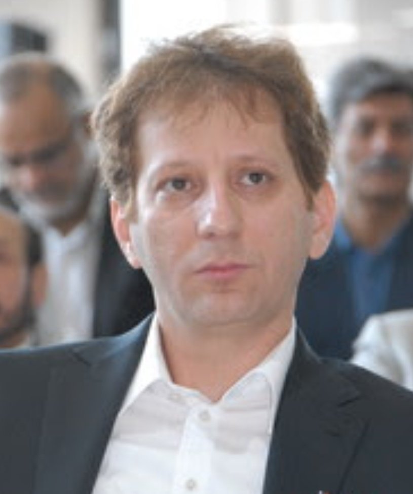 در کشوری که رهبر دزد باشد ، مداح دزد باشد
امام جمعه دزد باشد و رئیس جمهور دزد باشد
قطعا یک دزد هم قهرمان رسانه‌ای میشود !!!
#بابک_زنجانی