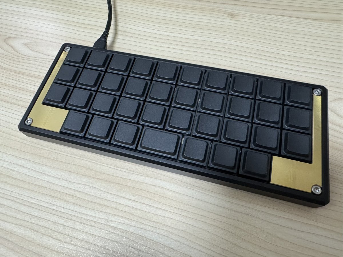 BeThirty用のJezailFunderのLAKキーキャップが届いたので取り付け。Proケースの質感とキーキャップの質感が近くて一体感があるのと、Saker miniと合わせて背が低く、好みによるがCFXから交換の比較だけど打鍵音の高音が減衰して低めの音になったのが良い。
#BeThirty
