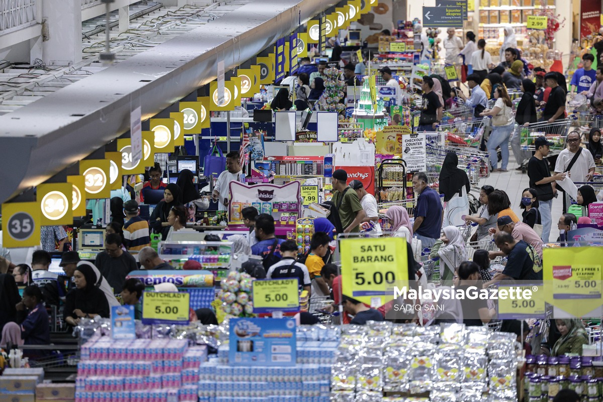 MalaysiaGazette's tweet image. Suasana Sesak Di Mydin Subang Jaya #SARA #RM100 

Penerima Bantuan Sumbangan Asas Rahmah (SARA) mengambil peluang untuk berbelanja selepas ianya mula disalurkan bernilai RM100 bermula hari ini, ketika tinjauan lensa MalaysiaGazette di Pasar Raya Besar Mydin, Subang Jaya. 

Foto :