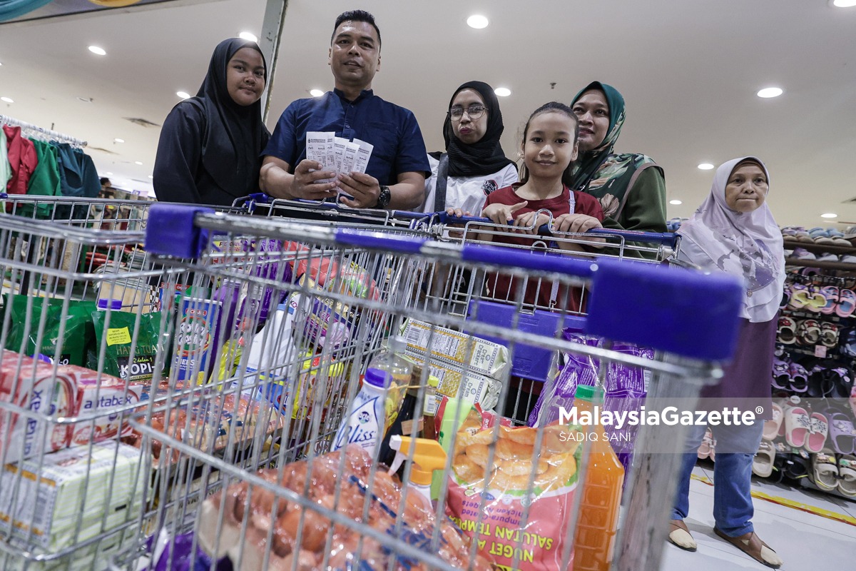 MalaysiaGazette's tweet image. Suasana Sesak Di Mydin Subang Jaya #SARA #RM100 

Penerima Bantuan Sumbangan Asas Rahmah (SARA) mengambil peluang untuk berbelanja selepas ianya mula disalurkan bernilai RM100 bermula hari ini, ketika tinjauan lensa MalaysiaGazette di Pasar Raya Besar Mydin, Subang Jaya. 

Foto :