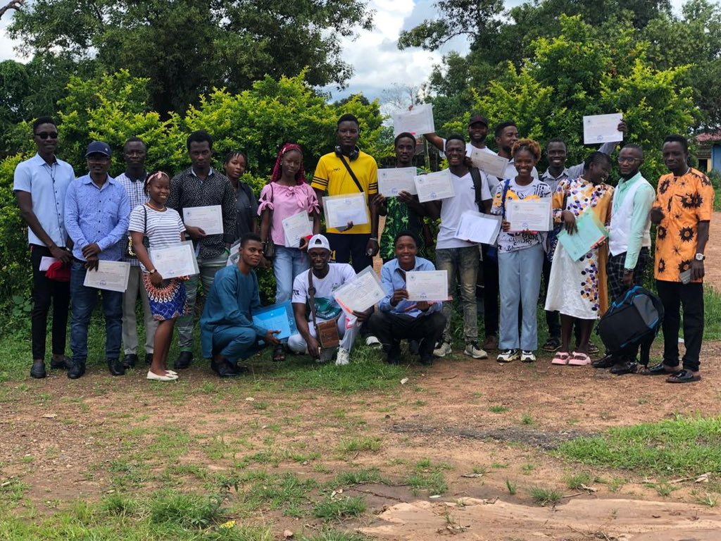 SLEM_SL's tweet photo. Last week, with the support of @GlobalLF , we successfully completed training for the first group of school teachers and SLEM volunteers from Kenema and surrounding rural communities, equipping them to deliver our hands-on environmental education program across all schools. https://t.co/zf1dQ3KEwr
