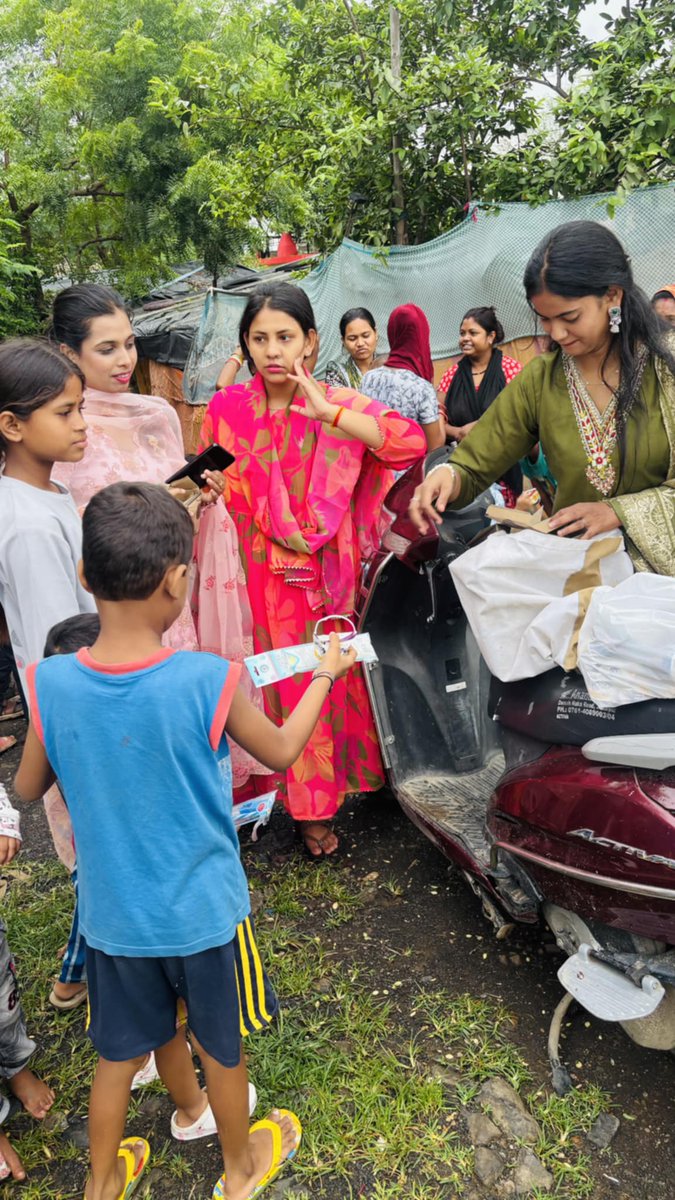 Humanityorg1's tweet photo. #सार्थकजन्मदिवसउत्सव
#HumanityOrganization
#Jabalpur
Nandini Parihar जी ने अपना जन्मदिवस अपने सभी मित्रो के साथ भोला नगर बस्ती,दीनदयाल जबलपुर मे रह रहे बच्चों के साथ मनाया जिस उपलक्ष्य मे उन्होने छोटे बच्चों को शिक्षा हेतु स्टेशनरी सामग्री एवं खाद्य सामग्री की उपलब्धता की ✅🇮🇳 https://t.co/NFoHuDJ6Np