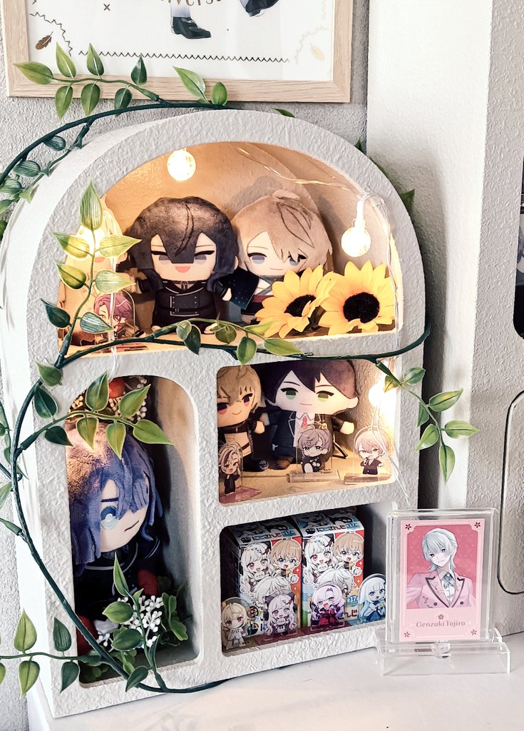 スリコのニュアンスディスプレイミニラック（グレーベージュ）まじで可愛いぞ！！！！！
にじぱぺ、にじぬいのお家になります！！
くそ安いからまじおすすめ 

ぬい1人とぱぺ7、8人入る