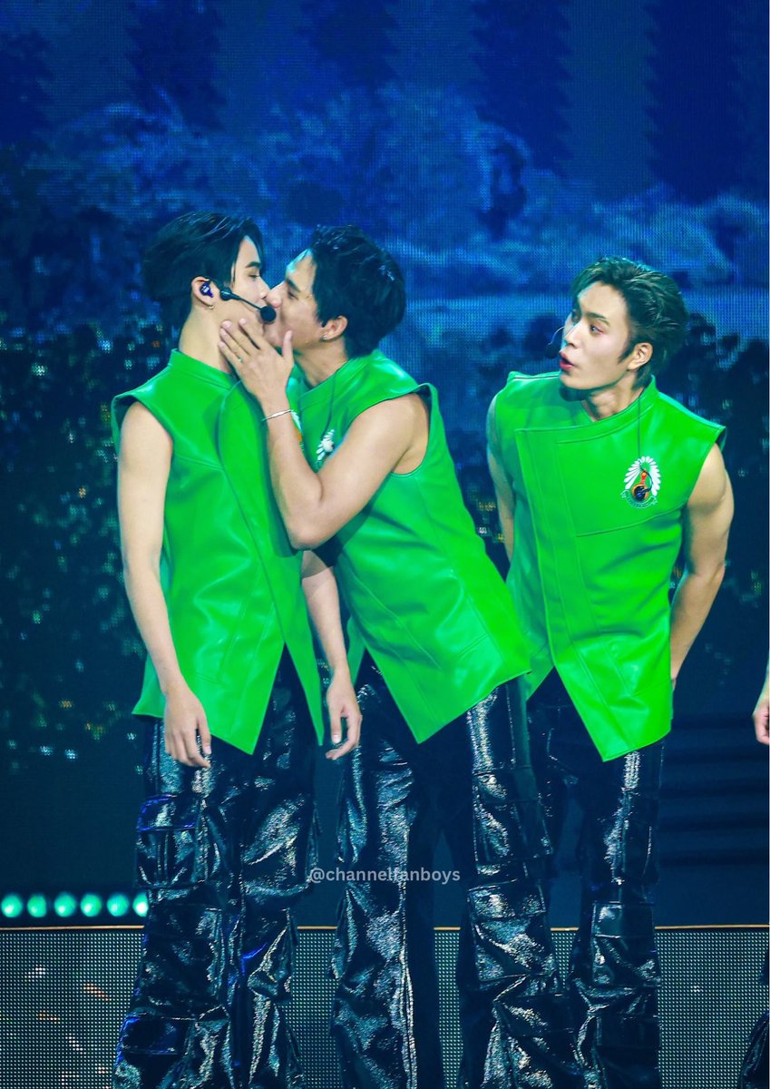 it just me and you. you and me. us and out friend… gemini. 🤪

#GFAWAKEConcertD1 #GFAWAKEConcertD2 #GFAWAKEConcert #WinnySatang #winnysatangfanart