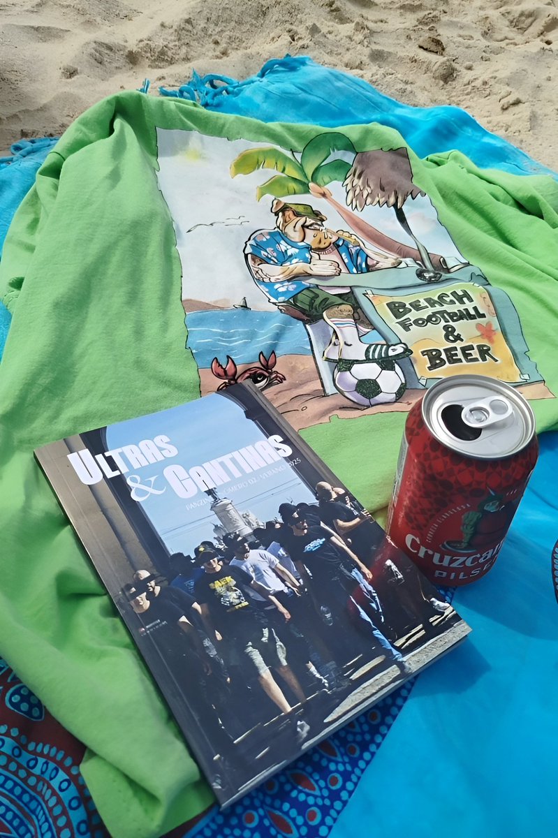 📸 In focus/Spain
Sea, sun and sand - good. And with fanzine and a cold beer - even better!
#football #fans #ultras #hooligans #magshop #fanzines #diy #groundhopping #spain #ultrasycantinas
<a href="/UltrasYCantinas/">Ultras&Cantinas Fanzine</a>