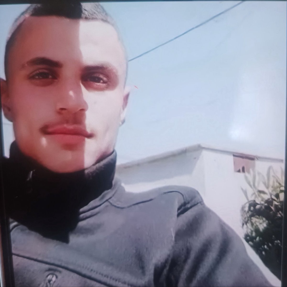 SyrDemObs's tweet image. 🔴اختطاف شاب علوي في ريف حمص الغربي

ريف حمص: أقدم مسلحون من ميلشيات الأمن العام الإرهابية، على خطف الشاب محسن جبر، 21 عاماً، أثناء توجهه إلى عمله في معمل للخفان داخل قريته القناقية، وتم اقتياده بالقوة و الاستيلاء على دراجته النارية، صباح يوم السبت 30 آب/أغسطس، ولامعلومات عن…