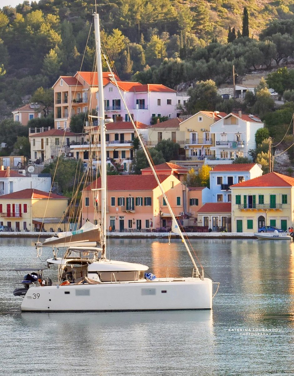 GreekPictures's tweet image. #Vathy, #Ithaca. A harbor steeped in Odyssean memory, painted in pastel dreams. 🇬🇷
📷 rlourandou