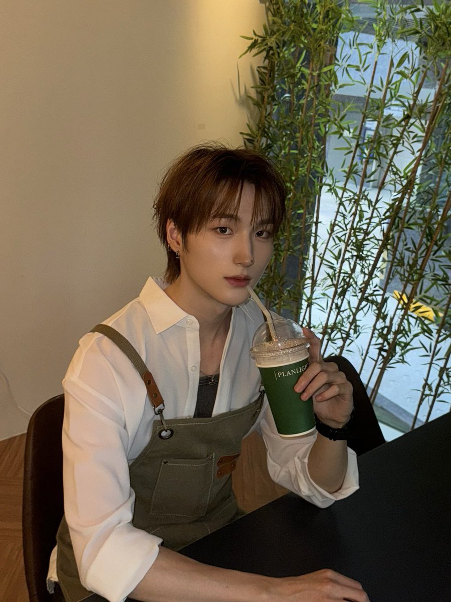 XODIAC_MEMBERS's tweet photo. [#범수]

일일카페 알바생 범수~!☕️
8월 마지막을 함께해서 영광이야 
항상 범수 응원하는 만큼 반대로 응원할게 쏘블리 사랑해💜

#XODIAC #소디엑 #BEOMSOO #범수 https://t.co/sfz3VrBQdY