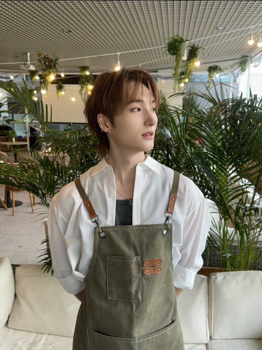 [#범수]

일일카페 알바생 범수~!☕️
8월 마지막을 함께해서 영광이야 
항상 범수 응원하는 만큼 반대로 응원할게 쏘블리 사랑해💜

#XODIAC #소디엑 #BEOMSOO #범수