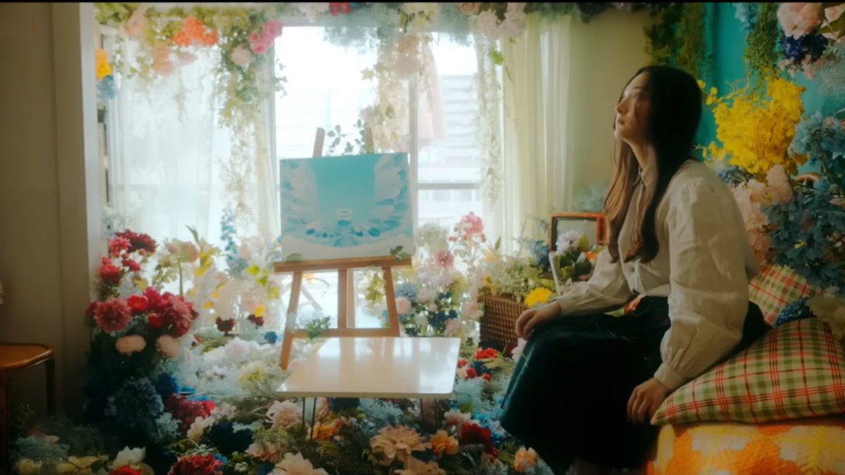 アメリカ民謡研究会 / Haniwa 様
「どうしようかな。」MV

youtu.be/2FJ3y9jcPPY?si…

出演させていただきました！
撮影時すでに部屋中圧巻の美術だったので完成が楽しみでしたが、歌詞とリンクしたストーリーが繋がってより没入感のある素敵な仕上がりになっています☺️