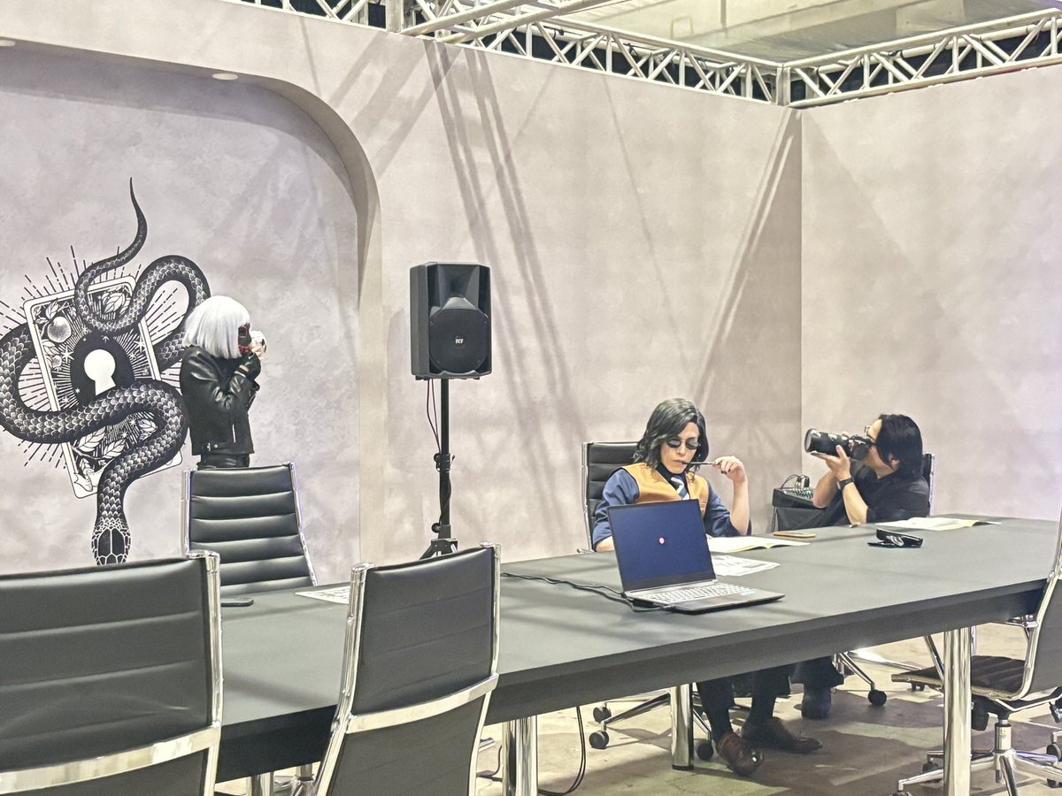 謎解きクリアしてARCANAのアジトへ
ねねちゃんを撮る大川さんと謎解きしてる小峯さん

 #ストグラフェスお土産話