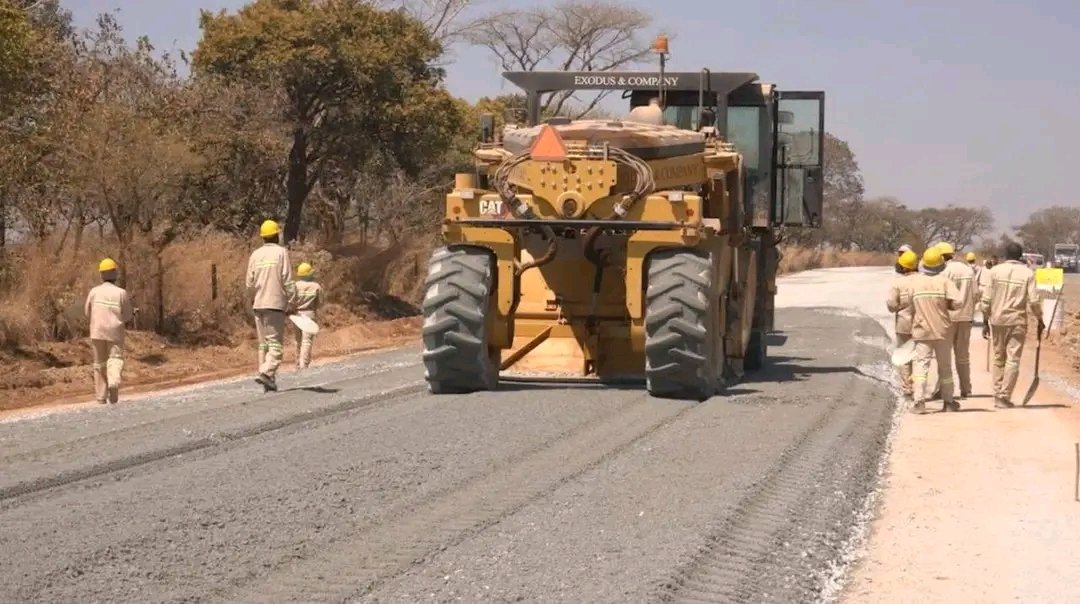 GarsonGive's tweet image. Finally, in our #EDWORKS segment of the day, construction is in progress on the Harare-Mazowe Road Dualization Project. Have a blessed Sabbath. Stay blessed.

#KilometerbyKilometer
 #InfrastructuralDevelopment 
 #ZeroToleranceToPotholes