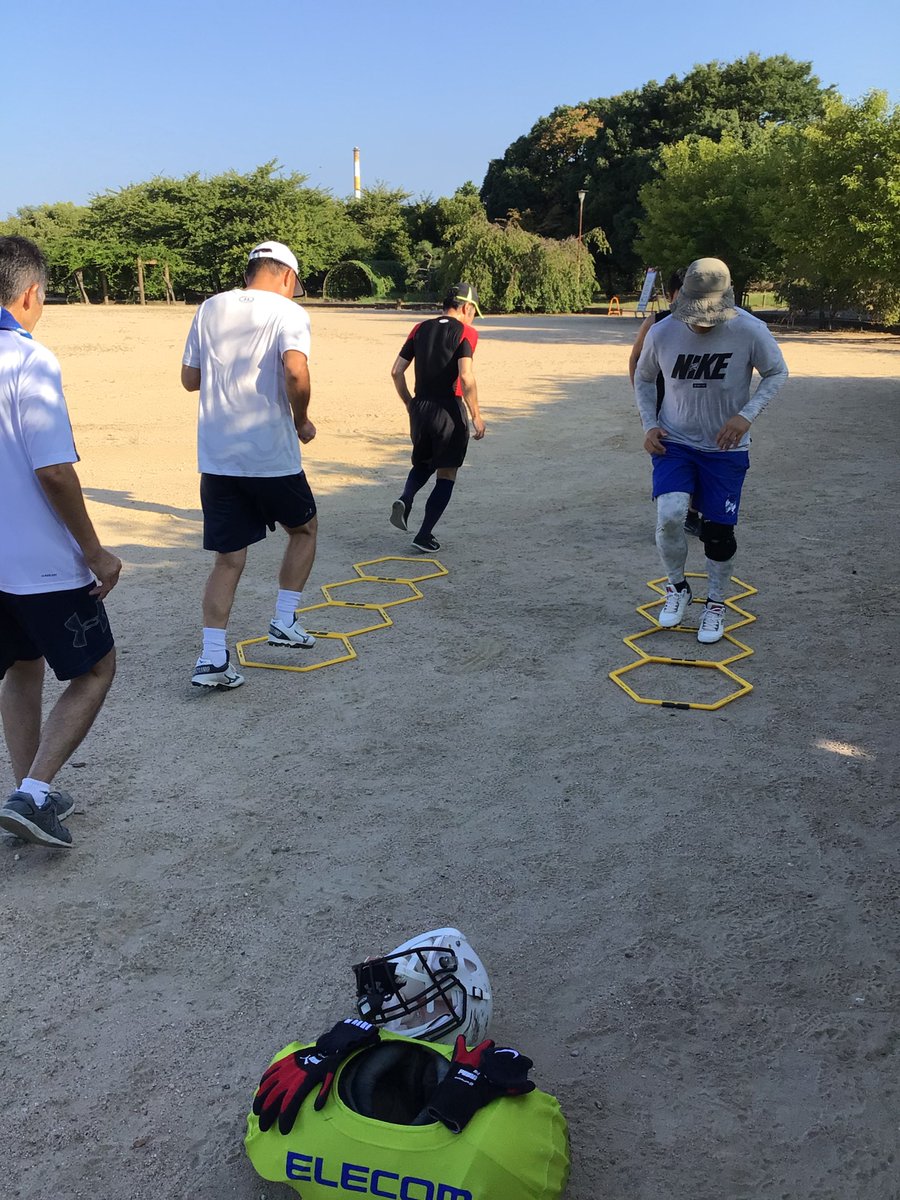 今日は滋賀で練習
朝７時に長浜の豊公園に集まったブランク長めのオジサンは汗まみれでアメフトをしてました。

#滋賀県
#アメリカンフットボール
#社会人
#シニアアメフト
