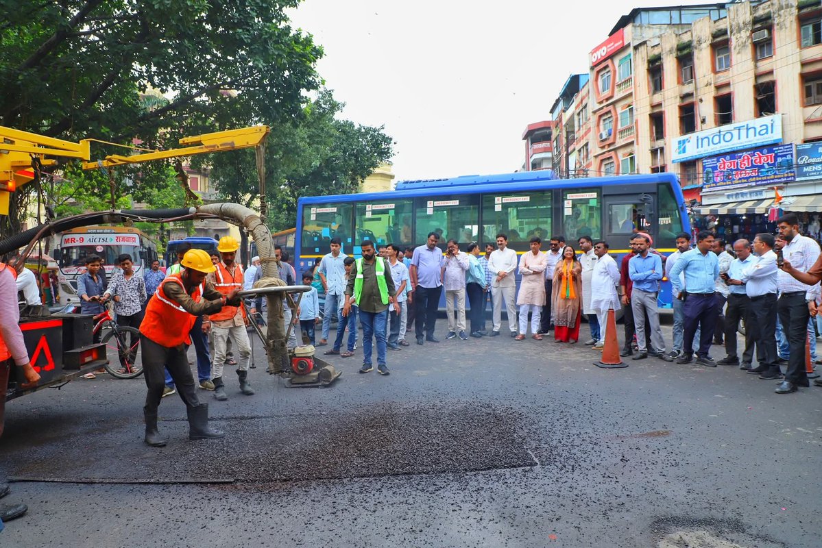 Indore Municipal Corporation (@swachhindore) on Twitter photo इंदौर बना प्रदेश का पहला नगर निगम जिसने अपनाई कोल्ड पैचवर्क थ्रू जेट प्रेशर टेक्नोलॉजी
महापौर श्री<a href="/advpushyamitra/">Pushyamitra Bhargav</a>ने राजवाड़ा क्षेत्र से डामरीकरण कार्य का शुभारंभ किया।इस तकनीक से बरसात में भी सड़क मरम्मत संभव होगी। इंदौर बना प्रदेश का पहला नगर निगम जिसने अपनाई कोल्ड पैचवर्क थ्रू जेट प्रेशर टेक्नोलॉजी
महापौर श्री<a href="/advpushyamitra/">Pushyamitra Bhargav</a>ने राजवाड़ा क्षेत्र से डामरीकरण कार्य का शुभारंभ किया।इस तकनीक से बरसात में भी सड़क मरम्मत संभव होगी।