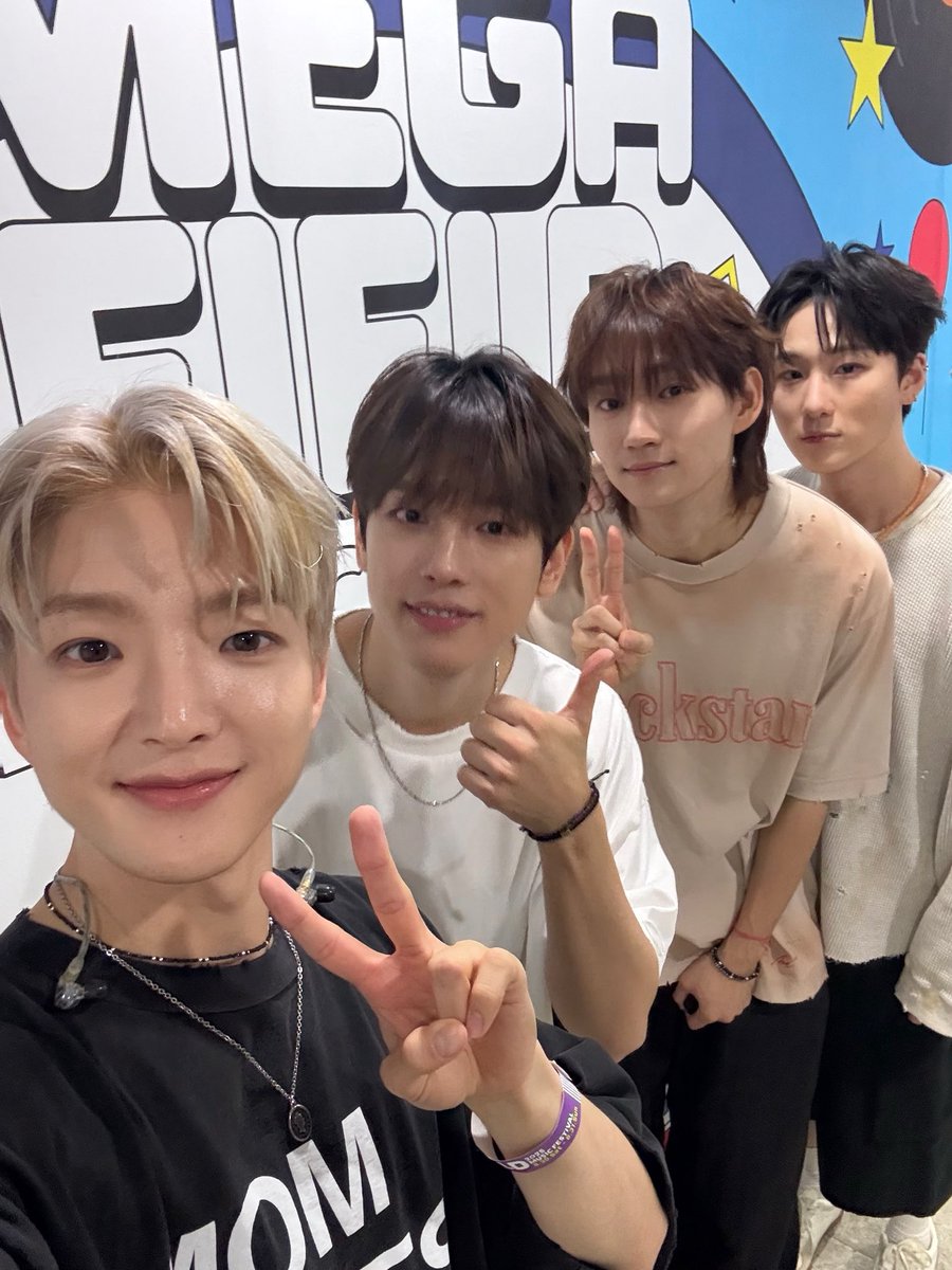 함께해서 뜨겁고 시원했던 하루! 🔥
조만간 또 만나요! 🫶🏻

#w24 #Howon #Jonggil #Aaron #Yunsoo 
#메가필드페스티벌