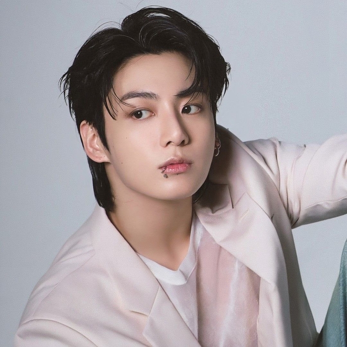 SimiEntDAO's tweet image. “Jungkook Makes K-Pop History with 200M x3!”
BTS’s Jungkook just set another record!
🎉 His MV “Standing Next to You” has surpassed 200M views on YouTube. With this, all 3 MVs from his solo debut album GOLDEN—Seven, 3D, and Standing Next to You—have each hit 200M, making him…