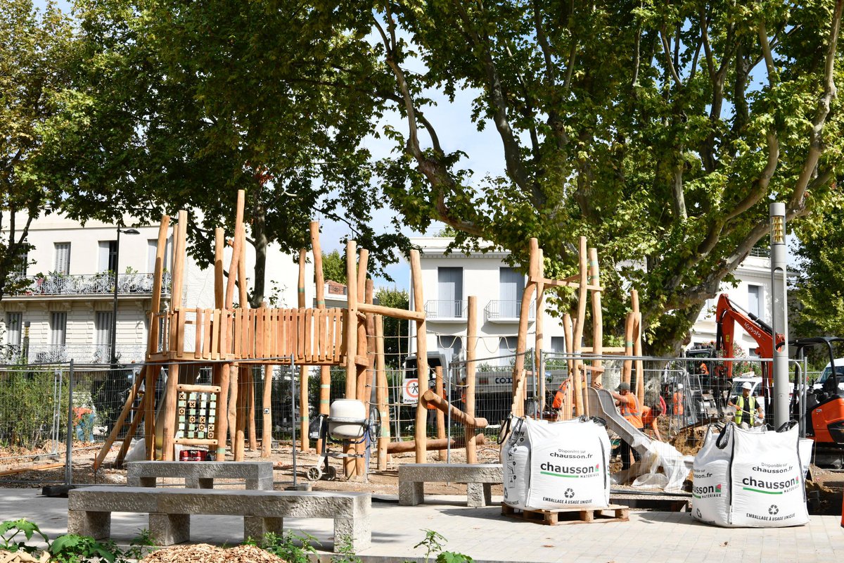 Les travaux de la place Max Rouquette sont en cours d'achèvement. Inauguration le 20 septembre ! 
💧Objectif : offrir un espace rafraîchi et embelli pour de multiples usages. 
🌳A la place du parking et ses dizaines de voitures, des dizaines d'arbres plantés. 130 arbres au total.