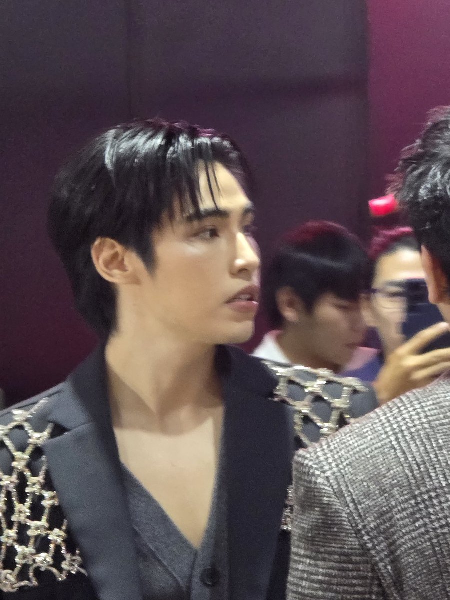 วันนี้คนไปหาอัพภูมิเยอะมากๆแบบมากกกกก มากจนแทบมองไม่เห็นเด็กๆ  ชะเง้อดูก็เห็นแค่หัวแบบไกลลิบๆ เลยต้องซูมเอา  เบลอบ้าง ชัดบ้าง แต่ก็ถ่ายมาจนได้ 

UPPOOM X SWIPEDRAMA
#YouAreMyPresent
#UpPoom #poompps 
#uppoompat