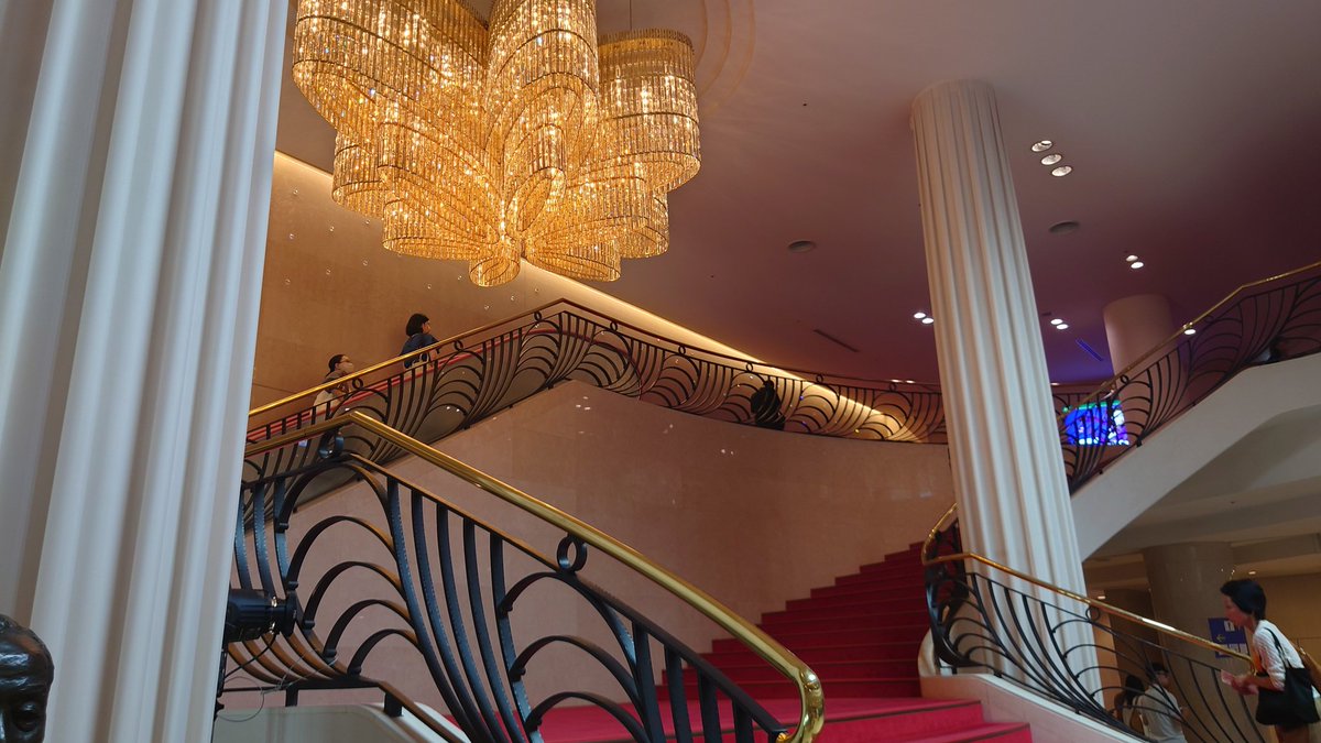 人生初の宝塚歌劇、良すぎた。
誰が本物連れてこいといった選手権出場者が群れをなして舞台におられました····
こんなん原作ファン泣くよ嬉しすぎて。改変した部分がむしろ納得性を上げてて素晴らしい。途中もうずっと泣いてた。
レビューもかっこいいしきれいだし素敵だった。すごくすごいww