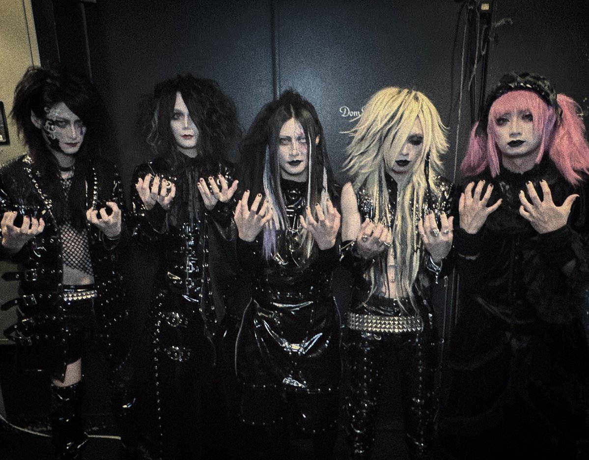 Deathpair_official (@deathpair_info) on Twitter photo 8/31 HOLIDAY SHINJUKUありがとう
セットリスト
1R.I.P
2.dusk
3.劇薬
4.憎悪
5.霞
6.Bondage
7.中毒患者
8.deathside
次回→9/20 HOLIDAY SHINJUKU
サポートメンバーとしてLOAをお迎えします。ご来場お待ちしております。
<a href="/Loa_drum/">Drummer Loa</a> 8/31 HOLIDAY SHINJUKUありがとう
セットリスト
1R.I.P
2.dusk
3.劇薬
4.憎悪
5.霞
6.Bondage
7.中毒患者
8.deathside
次回→9/20 HOLIDAY SHINJUKU
サポートメンバーとしてLOAをお迎えします。ご来場お待ちしております。
<a href="/Loa_drum/">Drummer Loa</a>