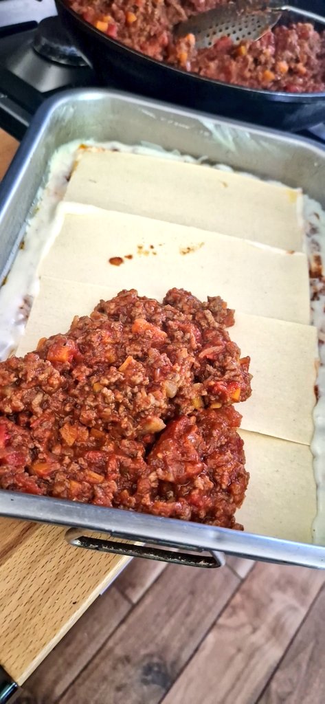 Faire 2 litres de béchamel.
Monter les étages ;-)